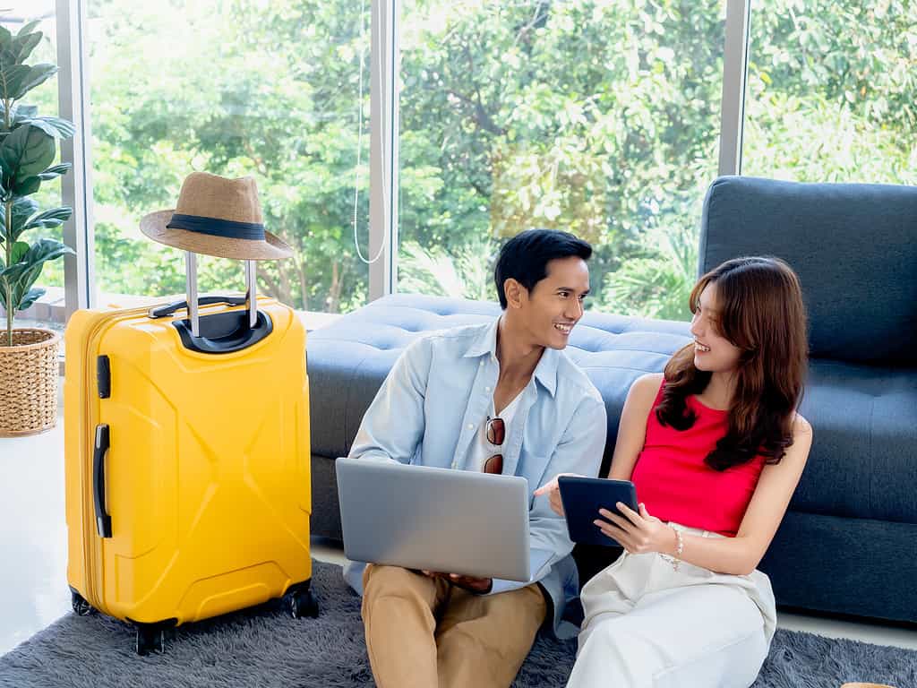 การเดินทางและที่พัก
