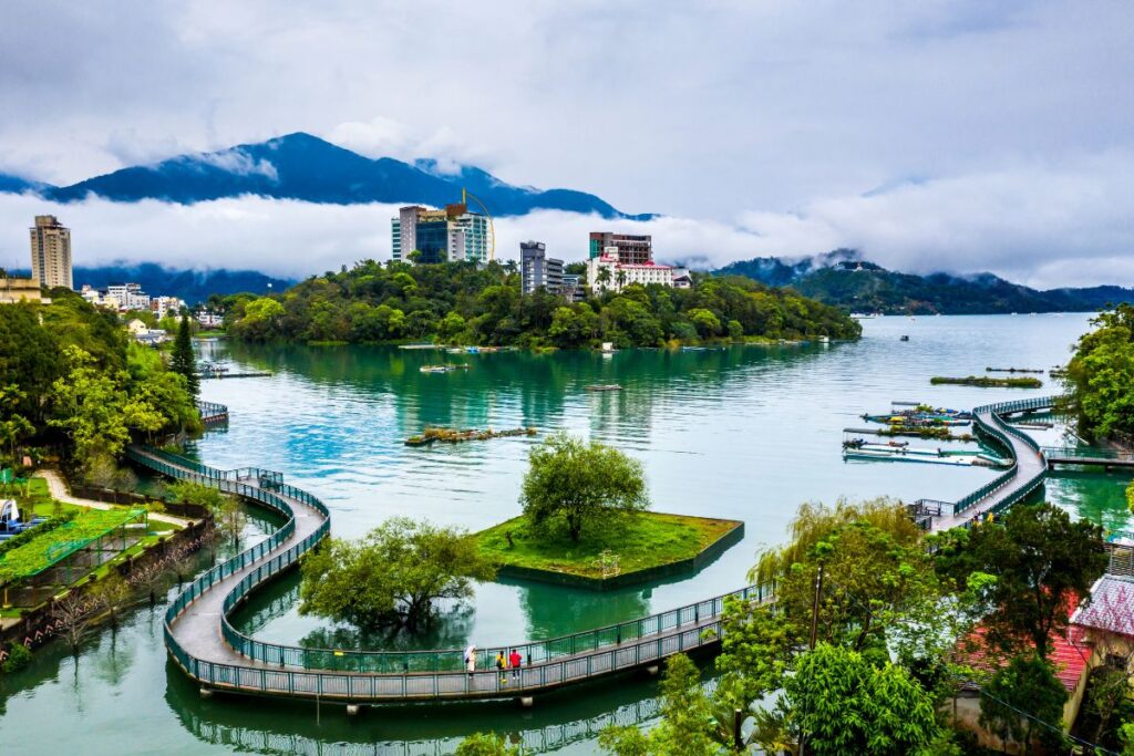 ทะเลสาบสุริยันจันทรา